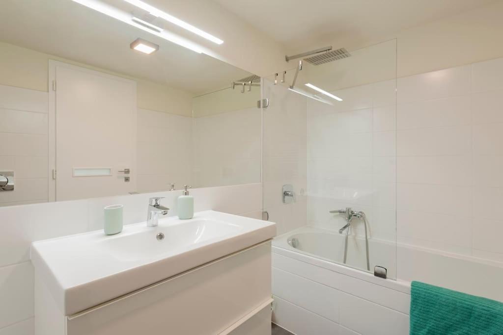 Luxury New-3bdr 3bth Sauna!city Center דירה *